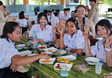 เลี้ยงอาหารกลางวันให้กับนักเรียน