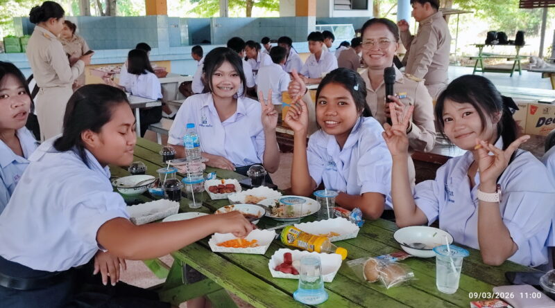 เลี้ยงอาหารกลางวันให้กับนักเรียน